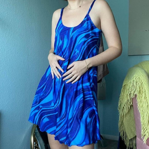 the cutest spaghetti strap slip dress with retro blue wavy pattern - Picture 2 of 4